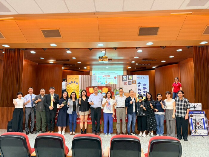 行銷系傑出系友與行銷系主任及師長合影圖片