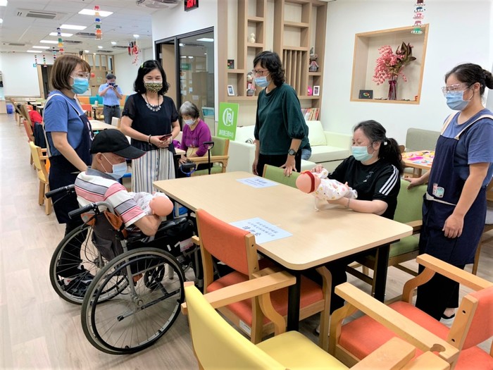 陳校長慰問長輩(娃娃治療)