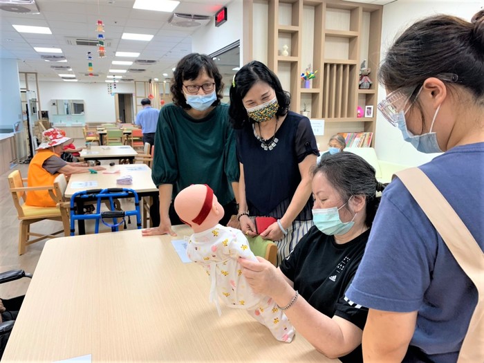 陳校長關心中心長輩活動參與情形