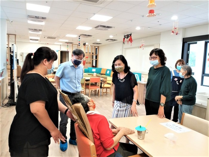 8.02日照中心復業後校長與詹主秘親自來關心長輩健康狀況]