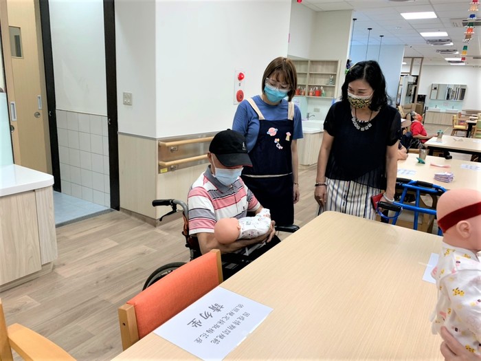 陳校長關懷中心長輩健康狀況