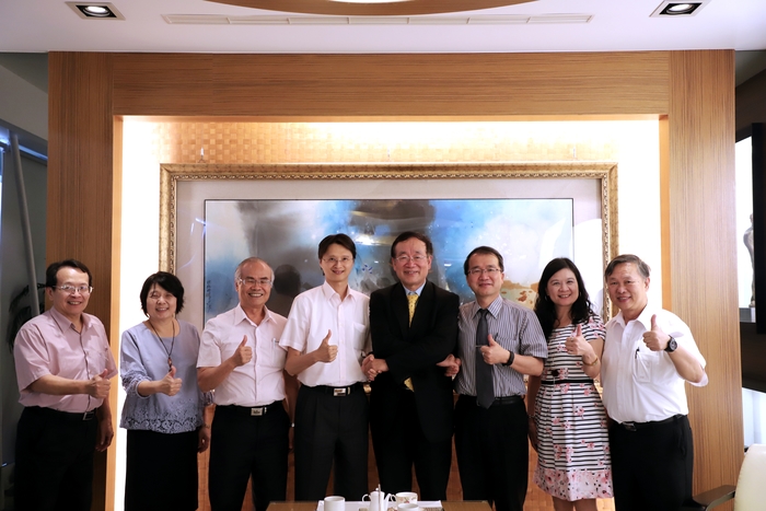 中臺李隆盛校長、陳錦杏副校長等與貴賓合照