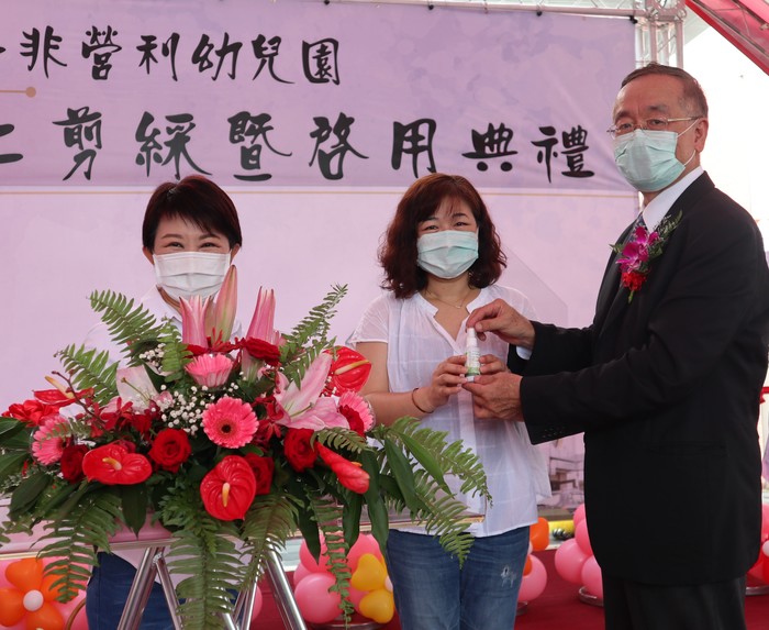 臺中市盧秀燕市長(左1)與中臺科大李隆盛校長(右1)頒發獎品