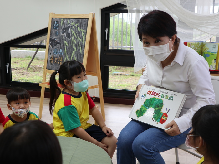 臺中市市長盧秀燕入園為幼兒共讀故事書