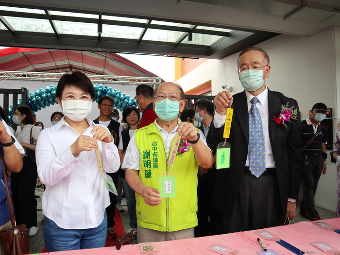 祈福儀式臺中市盧秀燕市長(左)和中臺科大李隆盛校長(右)臺中市謝明源議員(中間)一起在竹片寫上祝福話