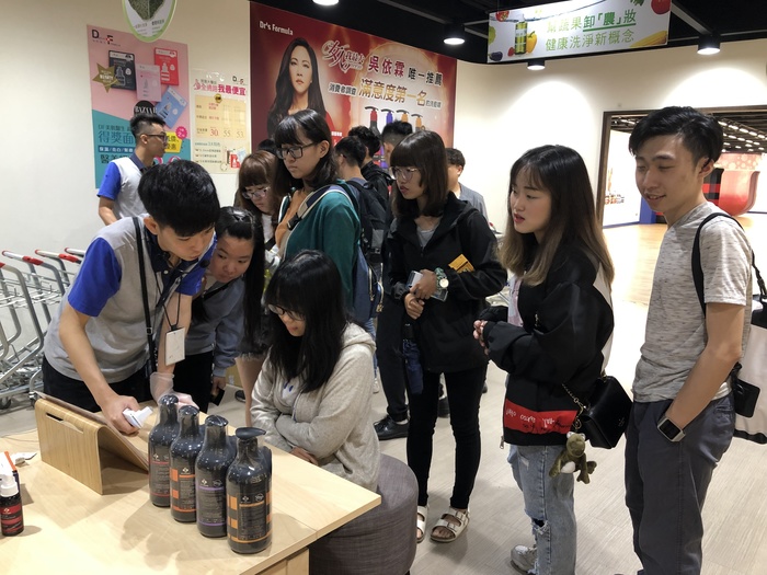 學生檢測髮質健康狀況