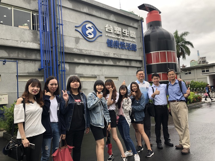 師生共同完成難得的體驗生醫產業寓教娛樂之旅