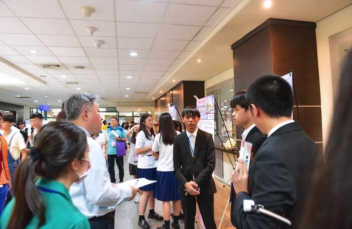 活動邀請多位大學教授與專家現場給予即時的回饋圖片