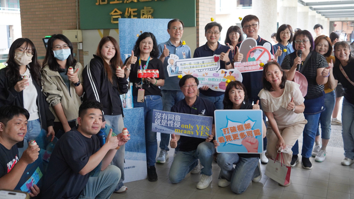 中臺科大陳錦杏校長與主管們一起穿上丹寧，響應丹寧日，支持養樂多計畫圖片