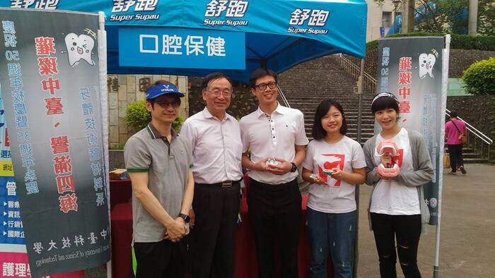 校長與學務長至每系攤位慰問-牙技系