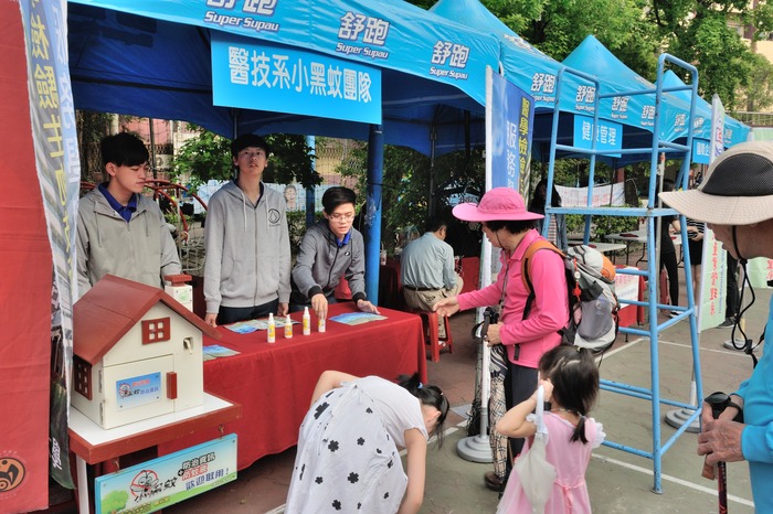 民眾踴躍試用小黑蚊噴液