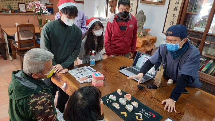 中臺科大牙技系認真為民眾解說假牙構造與材質