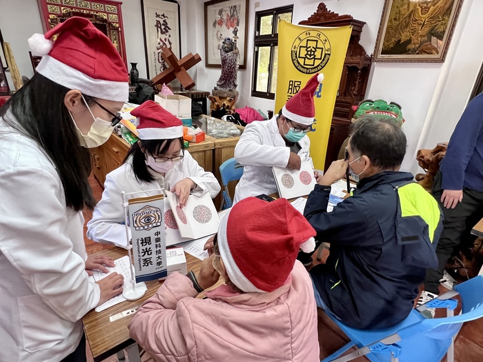 中臺科大視光系同學認真為民眾解說