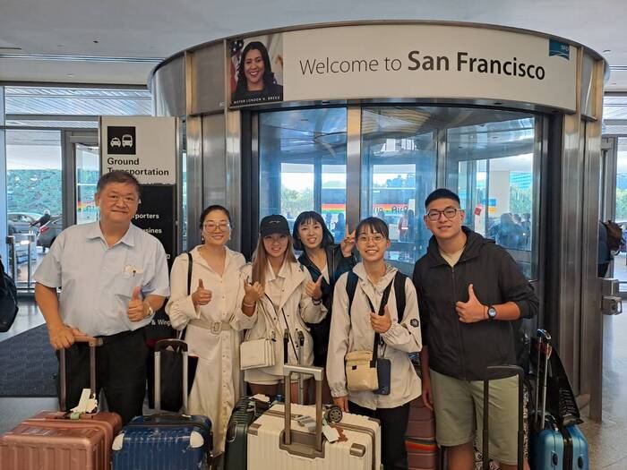 中臺科大行銷系選送生赴美國旅學於舊金山機場接機合影(由左至右為行銷系王耀毅主任、Whitewater University of Califor...
