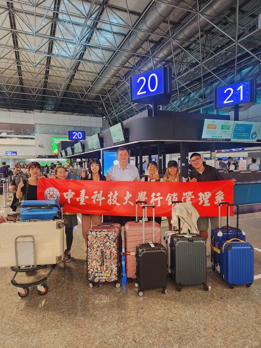 中臺科大行銷赴美國旅學選送生與型校系教授及家長於桃園國際機場送機合影(由左至右為行銷系張馨云教授、學生家長、林沂臻同學、行銷系王耀毅主任、許伊婷...