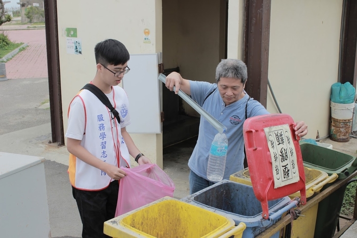 李桂春老師今天不教程式只撿垃圾