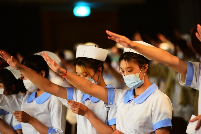 中臺科大護理系加冠典禮傳承南丁格爾的奉獻精神