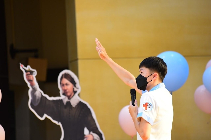 護理系同學帶領全體加冠生宣讀護理誓詞