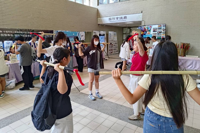 中臺科大學生們體驗健康杖樂活拉伸體驗