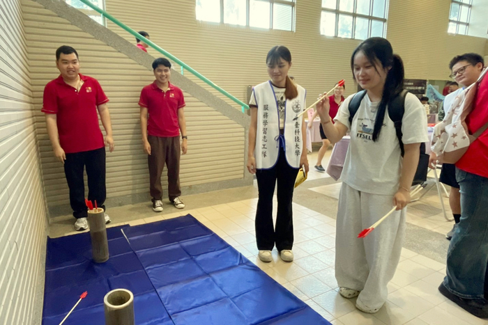 原資中心以竹筒投箭帶領參與者體驗原民生活智慧