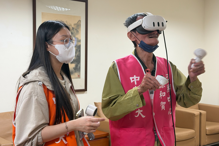 謙和賀日照中心長輩在科技與健康永續展區戴上VR裝置走進虛擬實境