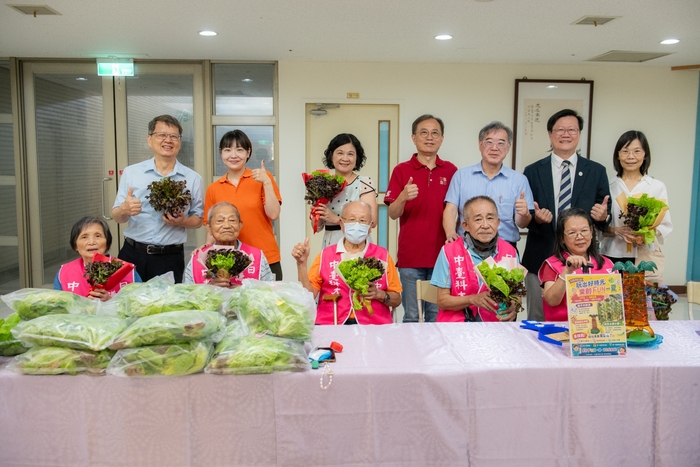 中臺科大陳錦杏校長(後左3)帶領主管們至健康永續展區與謙和賀長輩互動合影