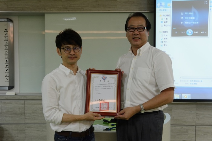 張振榮學務長頒發評審感謝狀