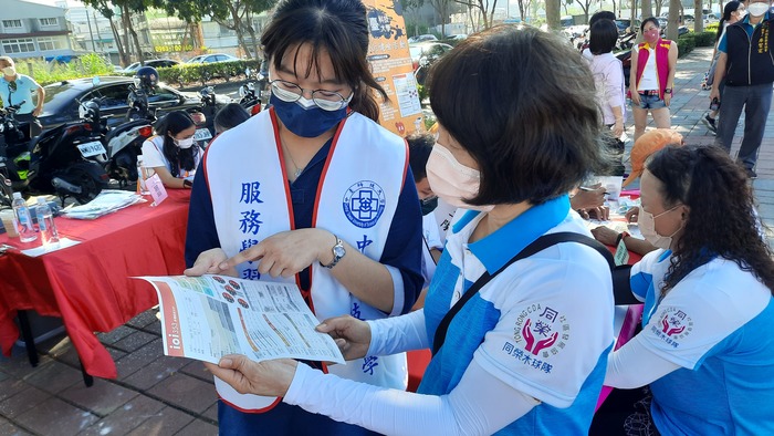 中臺科大護理系同學解說檢測結果