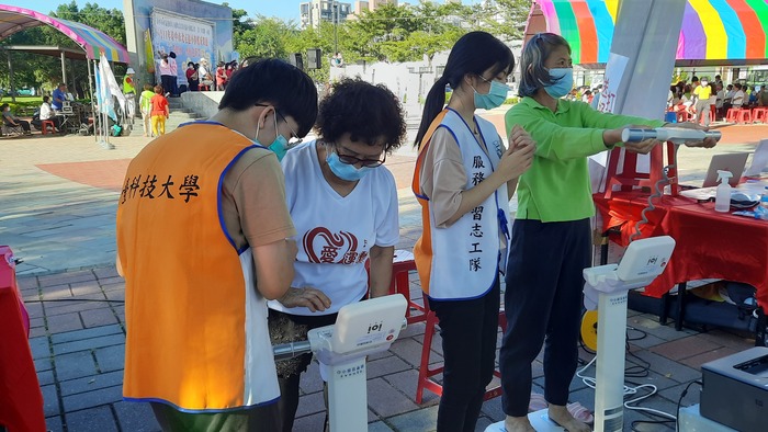 中臺護理系同學認真引導使用ioi儀器