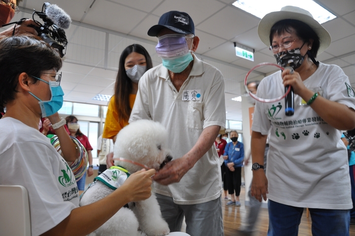 中臺科大謙和賀日照中心長輩體驗動物輔助治療 (2)