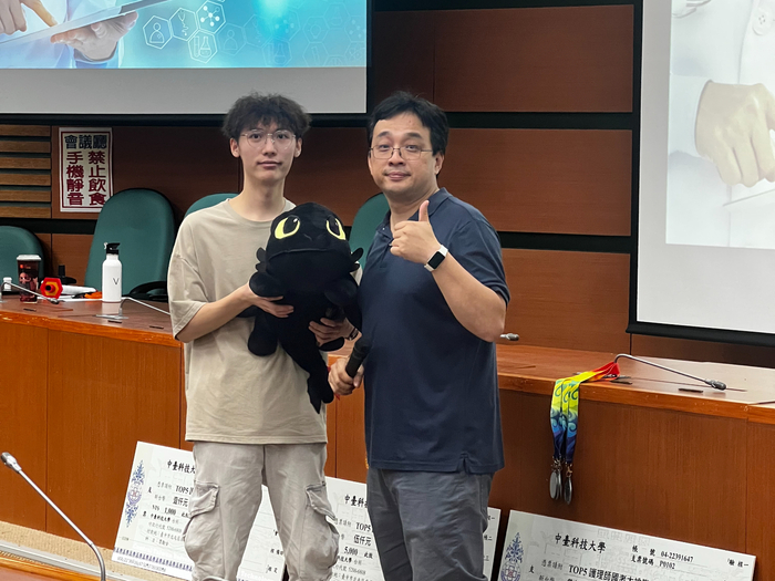 活動透過直播抽獎，護理系同學獲獎並與陳韋陸老師合影