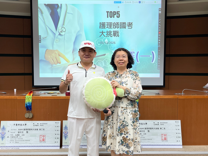 中臺科大護理學院蔡麗雲院長抽出幸運的同學獲得棒棒糖造型被單