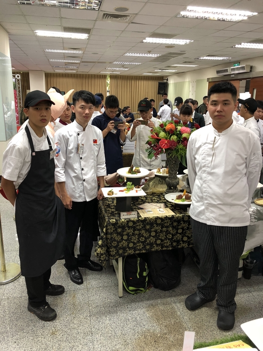 參賽同學與作品合影