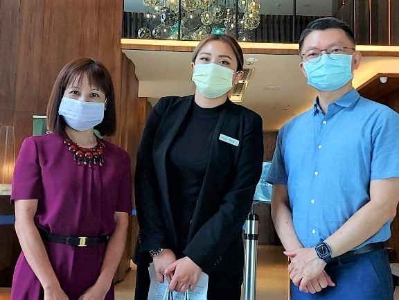 中臺科大李瑞敏老師(左)、萬楓酒店人資部林依霖副理(中)、中臺科大羅亦斯主任(右)