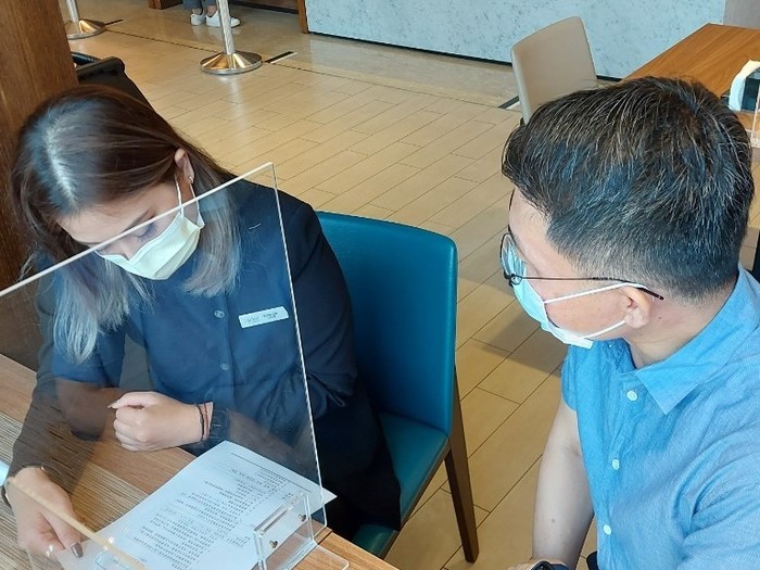 羅亦斯主任與萬楓酒店人資部副理討論實習合作內容