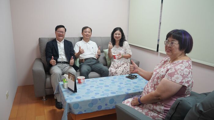 陳錦杏校長、鄭凱元副校長、林政勳學務長與黃良圭主任一同於新啟用的諮商室體驗空間，感受舒適與溫馨氛圍圖片