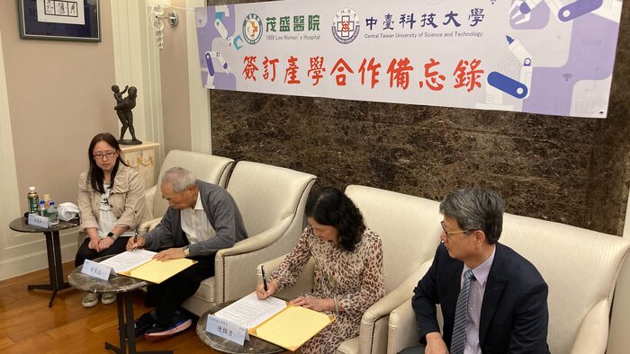 中臺科大陳錦杏校長(右)與茂盛醫院李茂盛院長(左)簽訂產學合作攜手促進護理教育發展 (1)