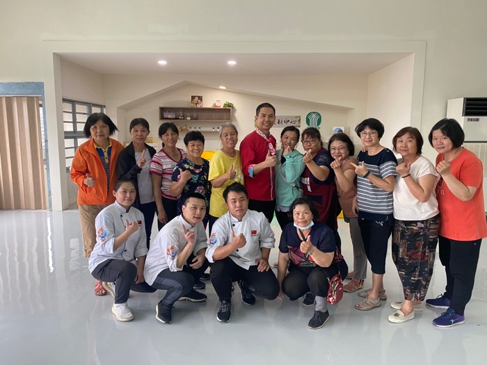 06食科系師生於彰化埤頭鄉農會與家政班學員合影