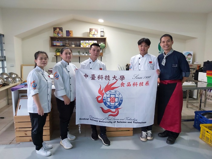 07呂哲維老師與廚藝社同學於彰化埤頭鄉農會活動合影