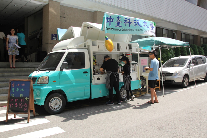 中臺科大行動餐車開幕，由護理系學生製作鬆餅於open day活動中試賣。