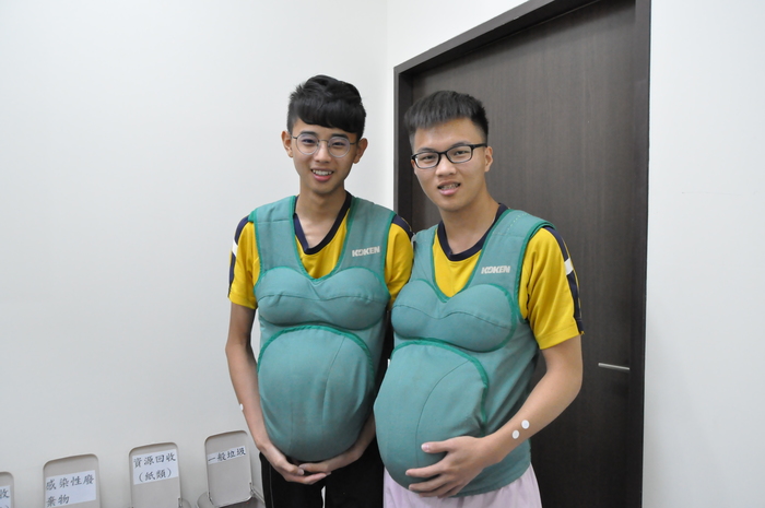 護理系南丁格爾體驗之旅，學生穿上孕婦體驗衣，親身體驗孕婦於孕期中各種狀況。
