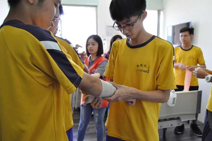 護理系南丁格爾體驗之旅-學生學習包紮技術