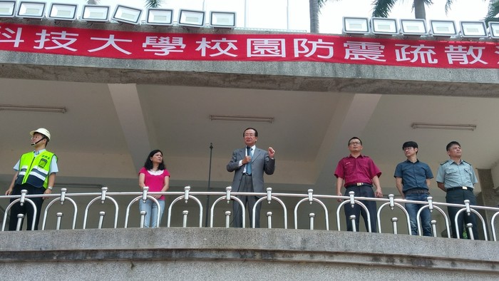 106年地震避難掩護演練，郭銘峰總務長（左一）、陳錦杏副校長（左二）、李隆盛校長（左三）、