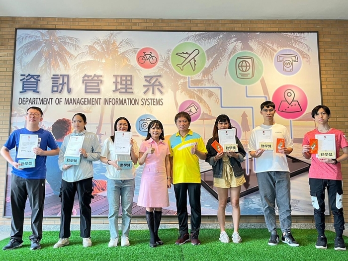 中臺科大資管系李瑞敏主任與計畫主持人李桂春教授頒發全勤獎與禮品