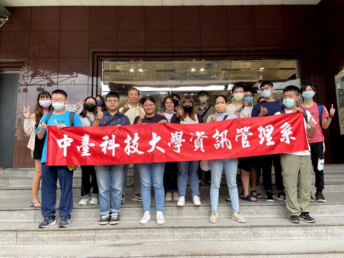 培訓班學員參訪中友百貨了解線上購物與實體購物的差異 (2)