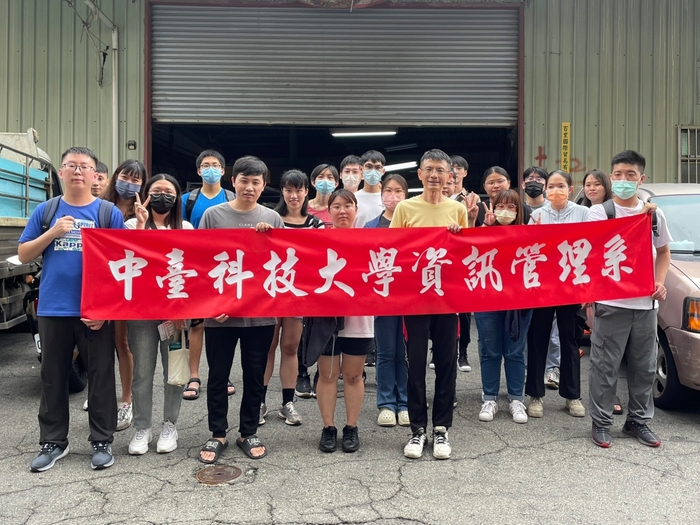 學員參訪蝦皮拍賣店家倉庫結帳、包貨與出貨流程