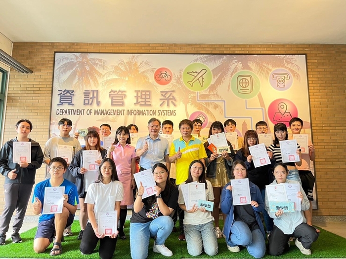 中臺科大詹博州主任秘書頒發結業證書
