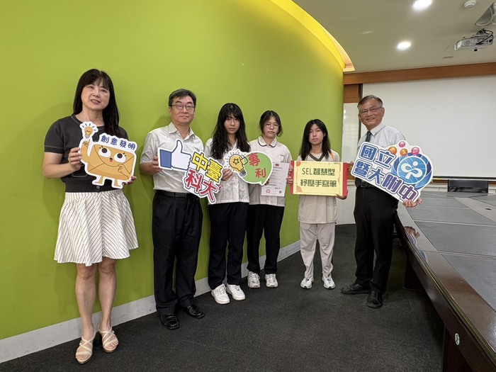 暨大附中黃方伯校長(右1)、林淑芳主任(左1)、中臺科大林義証教授(左2)與暨大附中洪芸延、陳品妤、張卉淇同學合影