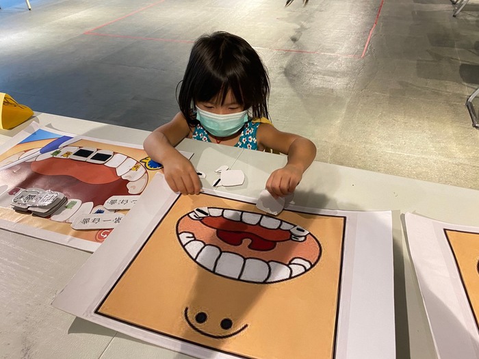 幼兒在配對圖卡，了解牙齒的功用
