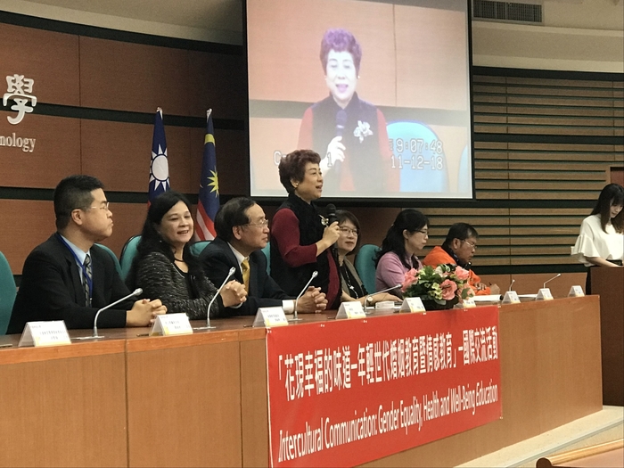 左至右推廣教育處郭銘峰處長+陳錦杏副校長+李校長+臺中市政府教育局許春梅副局長+新社高中歐靜瑜校長+家庭教育中心楊山琪主任+馬來西亞古晉中學黃勤凌主任